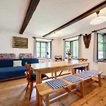 Oresak - Walnut House