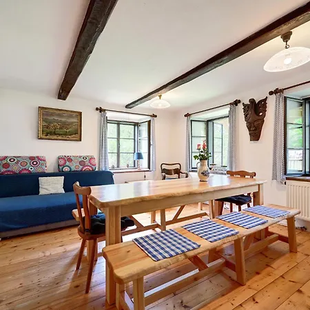 Oresak - Walnut House