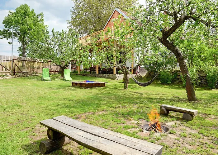 Oresak - Walnut House